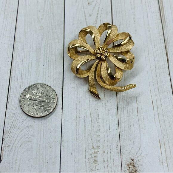 VTG Trifari Gold Bow Brooch - Picture 1 of 3